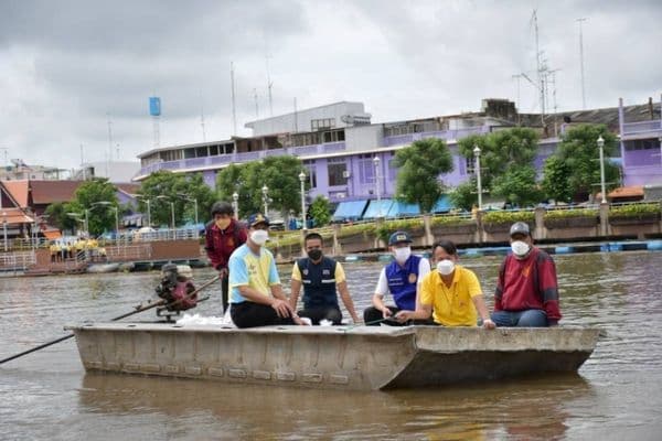 ภาพประกอบข่าว ลำดับที่ 10 จาก ลงพื้นที่มอบถุงยังชีพช่วยเหลือ บรรเทาทุกข์ และให้กำลังใจแก่พี่น้องประชาชนชาวแพแม่น้ำสะแกกรัง