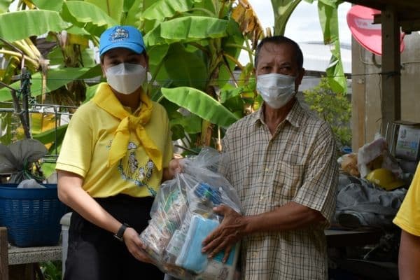 ภาพประกอบข่าว ลำดับที่ 11 จาก ลงพื้นที่มอบถุงยังชีพช่วยเหลือ บรรเทาทุกข์ และให้กำลังใจแก่พี่น้องประชาชนชาวแพแม่น้ำสะแกกรัง