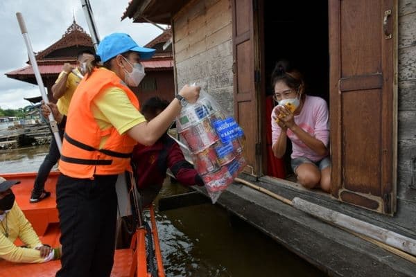 ภาพประกอบข่าว ลำดับที่ 14 จาก ลงพื้นที่มอบถุงยังชีพช่วยเหลือ บรรเทาทุกข์ และให้กำลังใจแก่พี่น้องประชาชนชาวแพแม่น้ำสะแกกรัง