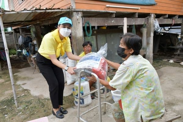 ภาพประกอบข่าว ลำดับที่ 19 จาก ลงพื้นที่มอบถุงยังชีพช่วยเหลือ บรรเทาทุกข์ และให้กำลังใจแก่พี่น้องประชาชนชาวแพแม่น้ำสะแกกรัง