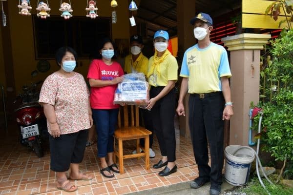 ภาพประกอบข่าว ลำดับที่ 22 จาก ลงพื้นที่มอบถุงยังชีพช่วยเหลือ บรรเทาทุกข์ และให้กำลังใจแก่พี่น้องประชาชนชาวแพแม่น้ำสะแกกรัง