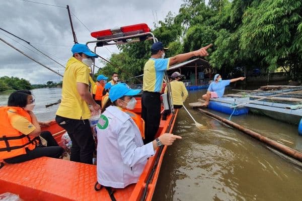 ภาพประกอบข่าว ลำดับที่ 30 จาก ลงพื้นที่มอบถุงยังชีพช่วยเหลือ บรรเทาทุกข์ และให้กำลังใจแก่พี่น้องประชาชนชาวแพแม่น้ำสะแกกรัง