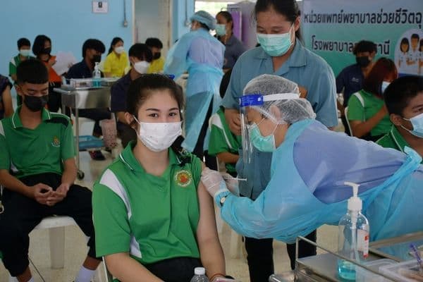 ภาพประกอบข่าว ลำดับที่ 6 จาก ให้กำลังใจนักเรียนโรงเรียนเทศบาลวัดหลวงราชาวาส และโรงเรียนชุมชนเทศบาลวัดมณีสถิตกปิฏฐาราม ระดับชั้นมัธยมศึกษาปีที่ 1 -3 ที่เข้ามารับการฉีดวัคซีนไฟเซอร์ หรือวัคซีนป้องกันโควิด-19