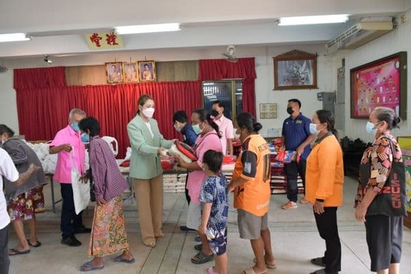 ภาพประกอบข่าว ลำดับที่ 23 จาก แจกข้าวสารและถุงยังชีพให้แก่ประชาชนผู้ขาดแคลนในเขตเทศบาลเมืองอุทัยธานี