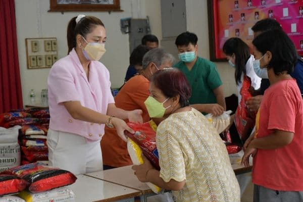 ภาพประกอบข่าว ลำดับที่ 2 จาก แจกข้าวสารและถุงยังชีพให้แก่ประชาชนผู้ขาดแคลนในเขตเทศบาลเมืองอุทัยธานี