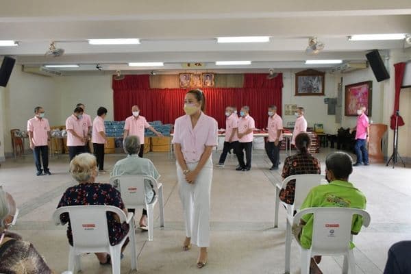 ภาพประกอบข่าว ลำดับที่ 15 จาก แจกข้าวสารและถุงยังชีพให้แก่ประชาชนผู้ขาดแคลนในเขตเทศบาลเมืองอุทัยธานี