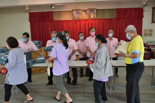 ภาพประกอบข่าว ลำดับที่ 27 จาก แจกข้าวสารและถุงยังชีพให้แก่ประชาชนผู้ขาดแคลนในเขตเทศบาลเมืองอุทัยธานี