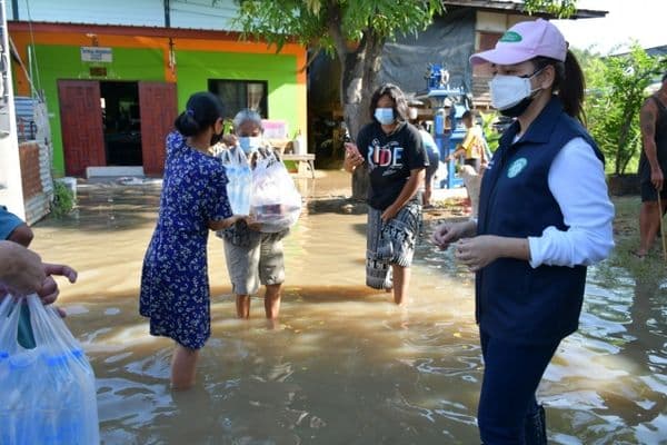 ภาพประกอบข่าว ลำดับที่ 1 จาก งพื้นที่ตรวจเยี่ยมให้กำลังใจและมอบถุงยังชีพ เพื่อบรรเทาความเดือดร้อนให้กับประชาชนหมู่บ้านวังยาง และหมู่บ้านชนากานต์