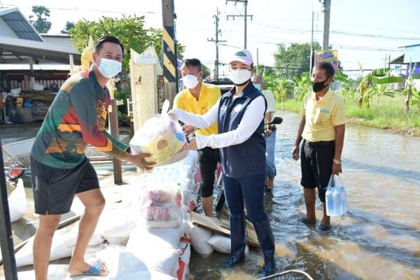 ภาพประกอบข่าว ลำดับที่ 2 จาก งพื้นที่ตรวจเยี่ยมให้กำลังใจและมอบถุงยังชีพ เพื่อบรรเทาความเดือดร้อนให้กับประชาชนหมู่บ้านวังยาง และหมู่บ้านชนากานต์