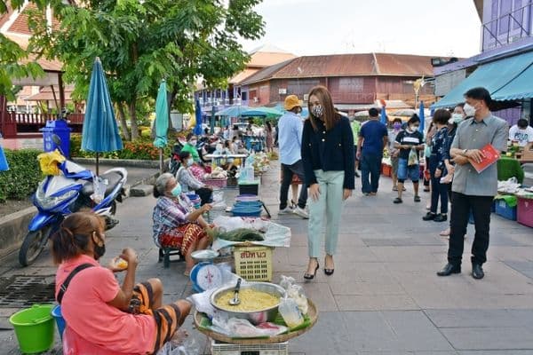 ภาพประกอบข่าว ลำดับที่ 9 จาก พูดคุยพบปะ และให้กำลังใจ พ่อค้าแม่ค้าตลาดเย็นลานสะแกกรัง