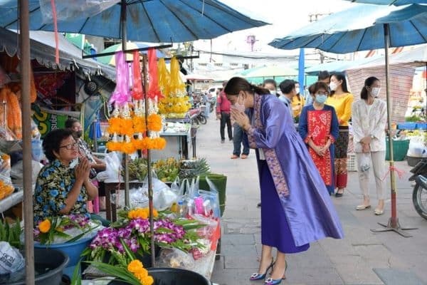 ภาพประกอบข่าว ลำดับที่ 7 จาก พบปะพูดคุย และให้กำลังใจพ่อค้าแม่ค้าตลาดเช้าลานสะแกกรังในการค้าขายช่วงเศรษฐกิจโควิด