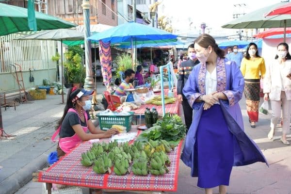 ภาพประกอบข่าว ลำดับที่ 11 จาก พบปะพูดคุย และให้กำลังใจพ่อค้าแม่ค้าตลาดเช้าลานสะแกกรังในการค้าขายช่วงเศรษฐกิจโควิด