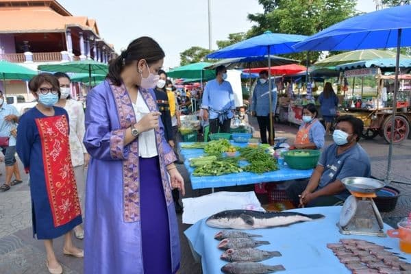 ภาพประกอบข่าว ลำดับที่ 12 จาก พบปะพูดคุย และให้กำลังใจพ่อค้าแม่ค้าตลาดเช้าลานสะแกกรังในการค้าขายช่วงเศรษฐกิจโควิด