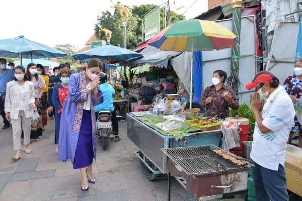 ภาพประกอบข่าว ลำดับที่ 13 จาก พบปะพูดคุย และให้กำลังใจพ่อค้าแม่ค้าตลาดเช้าลานสะแกกรังในการค้าขายช่วงเศรษฐกิจโควิด