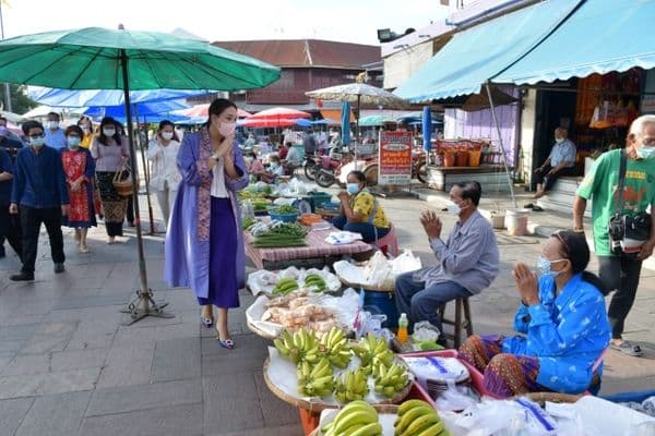 ภาพประกอบข่าว ลำดับที่ 15 จาก พบปะพูดคุย และให้กำลังใจพ่อค้าแม่ค้าตลาดเช้าลานสะแกกรังในการค้าขายช่วงเศรษฐกิจโควิด