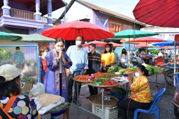 ภาพประกอบข่าว ลำดับที่ 18 จาก พบปะพูดคุย และให้กำลังใจพ่อค้าแม่ค้าตลาดเช้าลานสะแกกรังในการค้าขายช่วงเศรษฐกิจโควิด