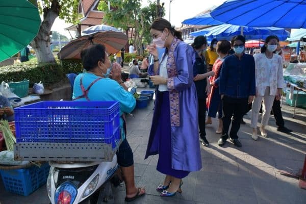 ภาพประกอบข่าว ลำดับที่ 19 จาก พบปะพูดคุย และให้กำลังใจพ่อค้าแม่ค้าตลาดเช้าลานสะแกกรังในการค้าขายช่วงเศรษฐกิจโควิด