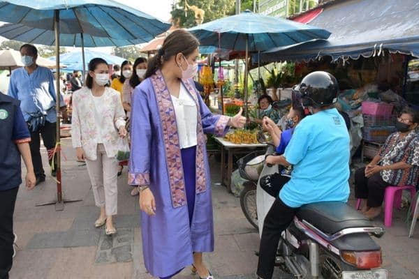 ภาพประกอบข่าว ลำดับที่ 27 จาก พบปะพูดคุย และให้กำลังใจพ่อค้าแม่ค้าตลาดเช้าลานสะแกกรังในการค้าขายช่วงเศรษฐกิจโควิด