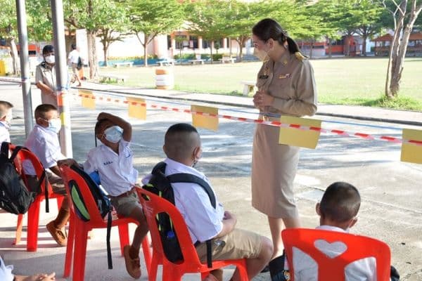 ภาพประกอบข่าว ลำดับที่ 14 จาก ตรวจเยี่ยมโรงเรียนโรงเรียนที่เปิดเทอมวันแรก เพื่อตรวจเยี่ยมความพร้อมในการจัดการเรียนการสอนของสถานศึกษาในสังกัด