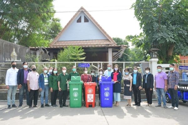 ภาพประกอบข่าว ลำดับที่ 17 จาก มอบถังขยะให้กับตัวแทนชุมชน ทั้ง 15 ชุมชน