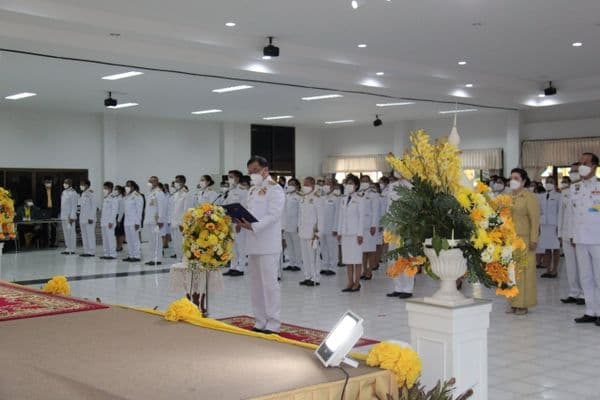 ภาพประกอบข่าว ลำดับที่ 6 จาก พิธีถวายพานพุ่มดอกไม้และพิธีถวายบังคม วันชาติ และ วันพ่อแห่งชาติ 5 ธันวาคม 2564