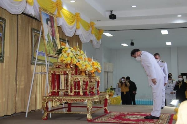 ภาพประกอบข่าว ลำดับที่ 8 จาก พิธีถวายพานพุ่มดอกไม้และพิธีถวายบังคม วันชาติ และ วันพ่อแห่งชาติ 5 ธันวาคม 2564