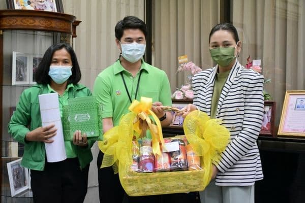 ภาพประกอบข่าว ลำดับที่ 2 จาก อวยพรปีใหม่นายกฯปานัดฌา ไทยเศรษฐ์ นายกเทศมนตรีเมืองอุทัยธานี