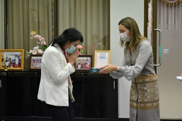 ภาพประกอบข่าว ลำดับที่ 6 จาก มอบกระเช้าอวยพรปีใหม่