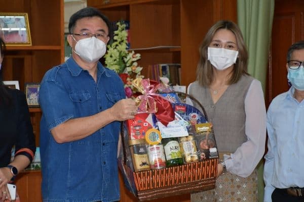 ภาพประกอบข่าว ลำดับที่ 1 จาก มอบกระเช้าอวยพรปีใหม่