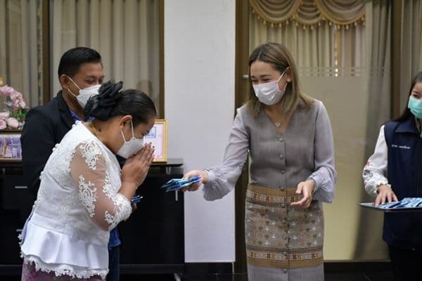 ภาพประกอบข่าว ลำดับที่ 16 จาก มอบกระเช้าอวยพรปีใหม่