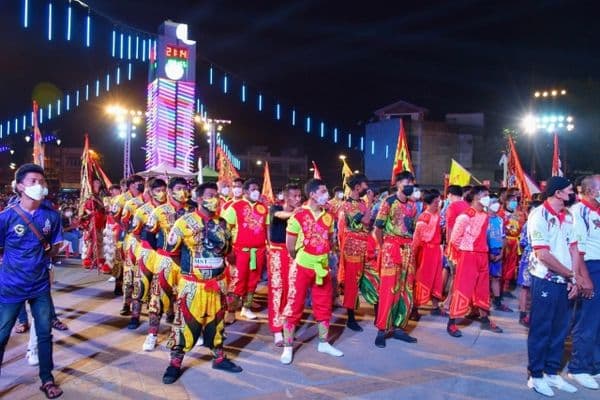 ภาพประกอบข่าว ลำดับที่ 6 จาก ร่วมพิธีเปิดและมอบโล่รางวัลการแข่งขันสิงโตกระโดดเสาดอกเหมยชิงแชมป์ประเทศไทย จังหวัดอุทัยธานี