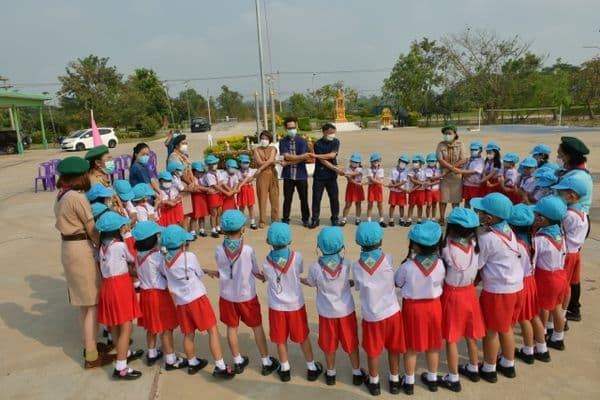 ภาพประกอบข่าว ลำดับที่ 1 จาก พิธีเปิดกิจกรรมโครงการลูกเสือน้อย ประจำปีการศึกษา 2564 ของโรงเรียนเทศบาลบ้านปากกะบาด