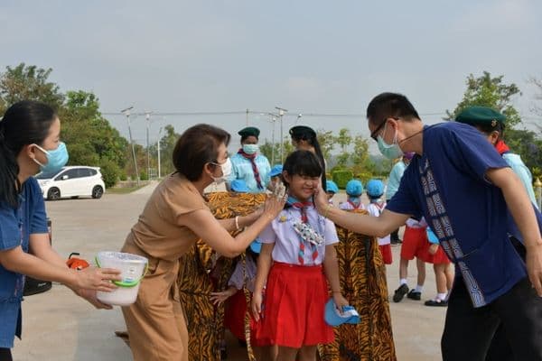 ภาพประกอบข่าว ลำดับที่ 6 จาก พิธีเปิดกิจกรรมโครงการลูกเสือน้อย ประจำปีการศึกษา 2564 ของโรงเรียนเทศบาลบ้านปากกะบาด