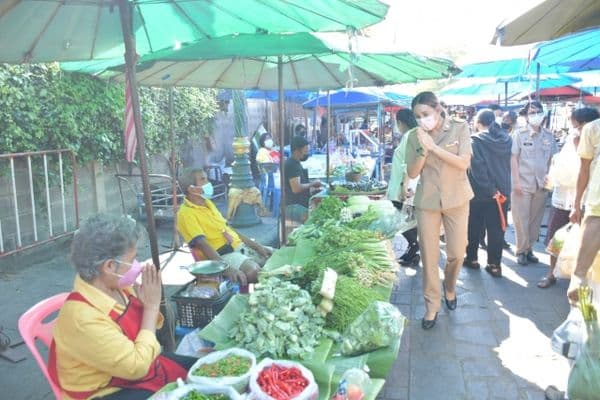 ภาพประกอบข่าว ลำดับที่ 1 จาก พูดคุยทักทายกับประชาชนที่มาเดินตลาดสดเทศบาล