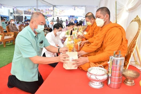 ภาพประกอบข่าว ลำดับที่ 3 จาก พิธีทำบุญตักบาตรถวายปิ่นโตแด่พระภิกษุสงฆ์ และพิธีไหว้ศาลเจ้าพ่อหลักเมือง พร้อมด้วยสรงน้ำพระพุทธรูป เนื่องในประเพณีวันสงกรานต์ ประจำปี​ 2565​