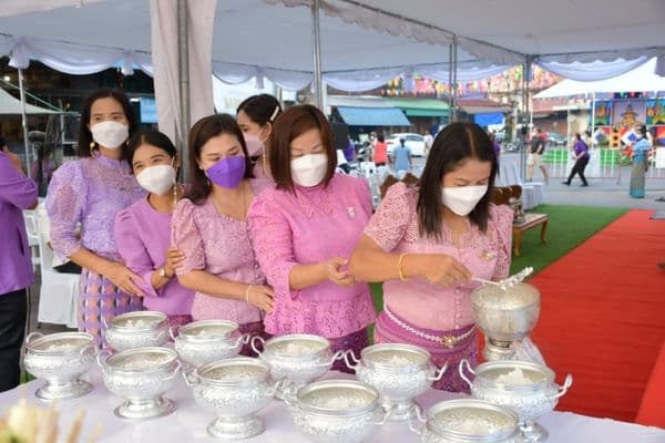 ภาพประกอบข่าว ลำดับที่ 2 จาก พิธีทำบุญตักบาตรถวายปิ่นโตแด่พระภิกษุสงฆ์ และพิธีไหว้ศาลเจ้าพ่อหลักเมือง พร้อมด้วยสรงน้ำพระพุทธรูป เนื่องในประเพณีวันสงกรานต์ ประจำปี​ 2565​