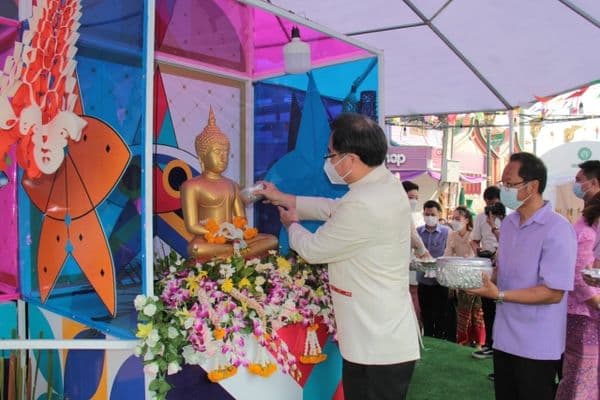ภาพประกอบข่าว ลำดับที่ 11 จาก พิธีทำบุญตักบาตรถวายปิ่นโตแด่พระภิกษุสงฆ์ และพิธีไหว้ศาลเจ้าพ่อหลักเมือง พร้อมด้วยสรงน้ำพระพุทธรูป เนื่องในประเพณีวันสงกรานต์ ประจำปี​ 2565​