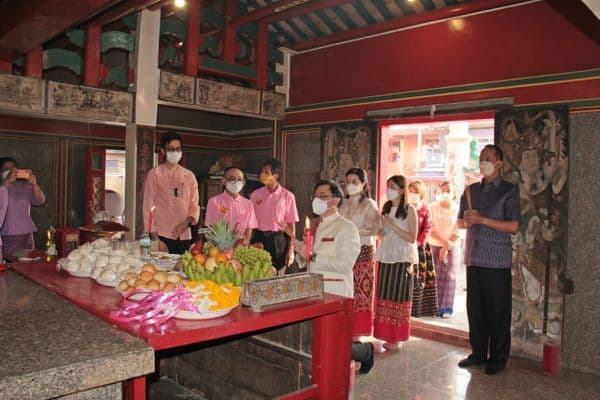 ภาพประกอบข่าว ลำดับที่ 10 จาก พิธีทำบุญตักบาตรถวายปิ่นโตแด่พระภิกษุสงฆ์ และพิธีไหว้ศาลเจ้าพ่อหลักเมือง พร้อมด้วยสรงน้ำพระพุทธรูป เนื่องในประเพณีวันสงกรานต์ ประจำปี​ 2565​