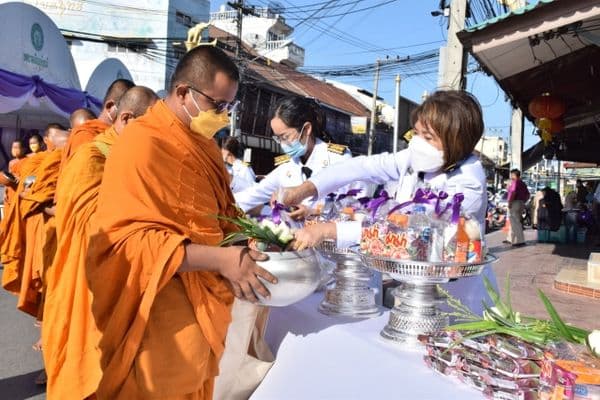 ภาพประกอบข่าว ลำดับที่ 6 จาก พิธีทำบุญตักบาตรถวายพระราชกุศล 3 มิถุนายน 2565 (ภาคเช้า)