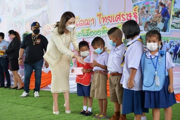 ภาพประกอบข่าว ลำดับที่ 1 จาก แบ่งปันอาหารกลางวันให้กับทุกโรงเรียนในจังหวัดอุทัยธานี