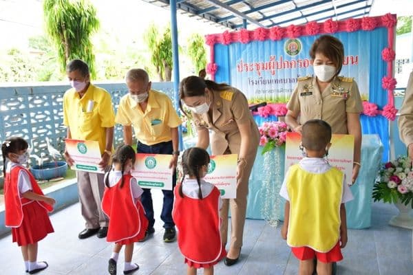 ภาพประกอบข่าว ลำดับที่ 2 จาก ประชุมผู้ปกครองนักเรียนและมอบปัจจัยพื้นฐาน โรงเรียนเทศบาลบ้านปากกะบาด