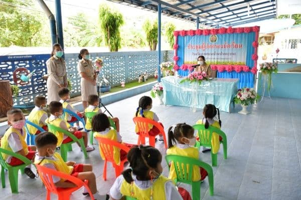 ภาพประกอบข่าว ลำดับที่ 1 จาก ประชุมผู้ปกครองนักเรียนและมอบปัจจัยพื้นฐาน โรงเรียนเทศบาลบ้านปากกะบาด