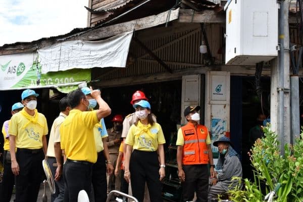 ภาพประกอบข่าว ลำดับที่ 3 จาก ลงพื้นที่ตรวจสอบระบบและสายไฟฟ้าภายในและภายนอกอาคารบ้านเรือนประชาชนอาคารไม้บริเวณตรอกโรงยาและใกล้เคียง