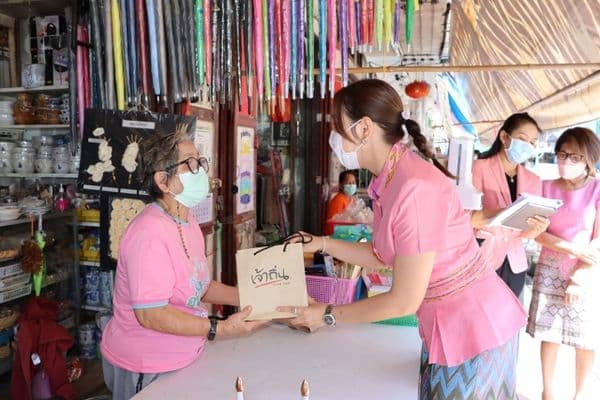 ภาพประกอบข่าว ลำดับที่ 2 จาก เชิญชวนให้พ่อค้า ประชาชนที่เป็นเจ้าของงาช้าง ร่วมตั้งโต๊ะหมู่บูชาประดับงาช้าง เนื่องในงานประเพณีตักบาตรเทโว ประจำปี พ.ศ. 2565