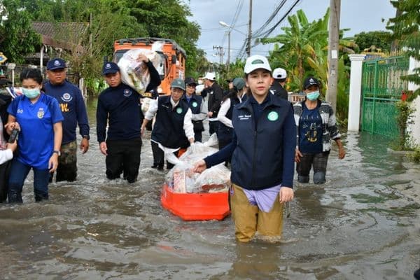 ภาพประกอบข่าว ลำดับที่ 3 จาก ลงพื้นที่ตรวจดูน้ำท่วมขังบริเวณตลาดเทศบาล
