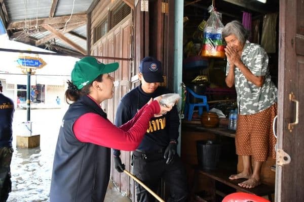 ภาพประกอบข่าว ลำดับที่ 3 จาก ลงพื้นที่มอบถุงยังชีพให้กำลังใจประชาชน วันที่ 10 ต.ค. 65