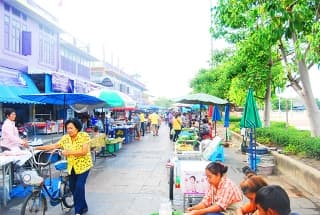 ตลาดริมน้ำลานสะแกกรัง